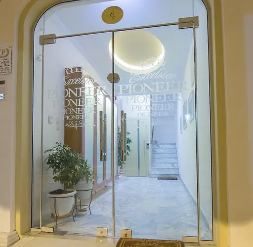 Pioneer Excelsior Paralía